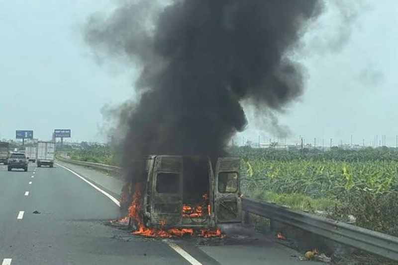 Description: Hiện trường vụ cháy xe khách 16 chỗ trên cao tốc Pháp Vân - Cầu Giè. Ảnh: Đ.T